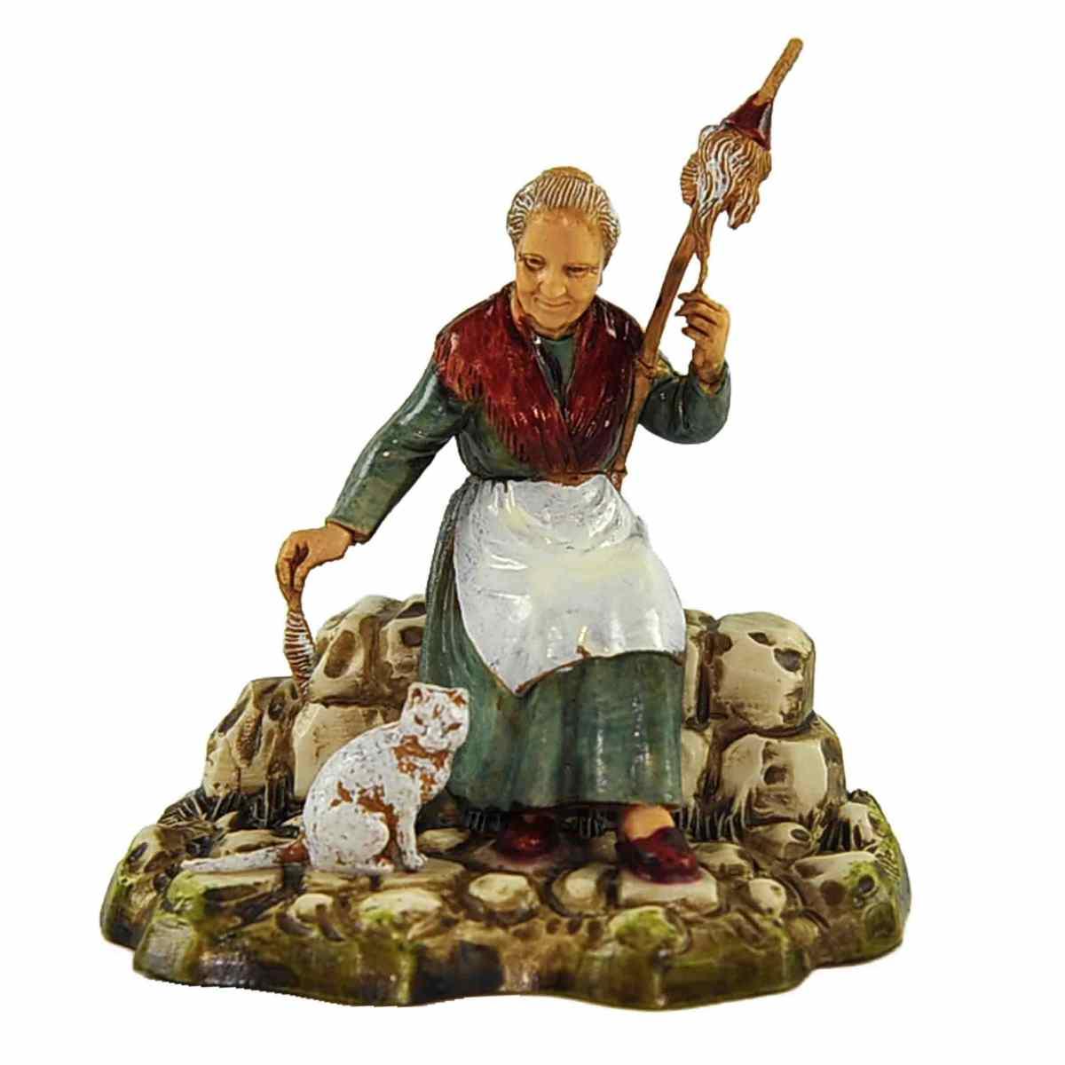 Statua presepe 10 cm filatrice anziana seduta il gatto