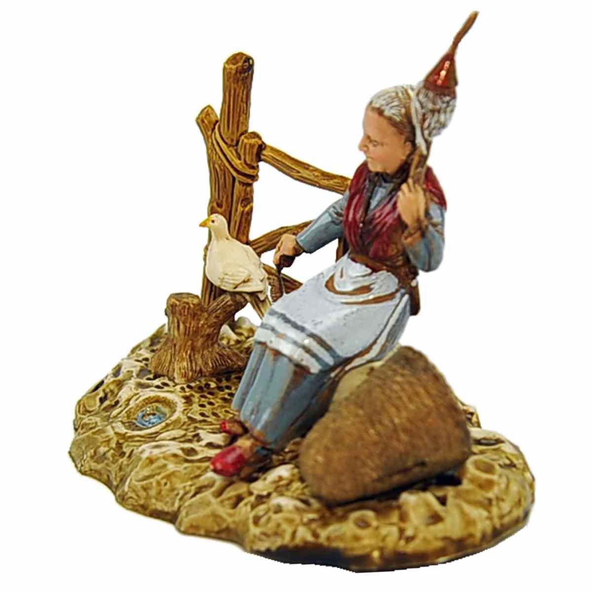 Statua presepe 10 cm donna seduta che fila la colomba
