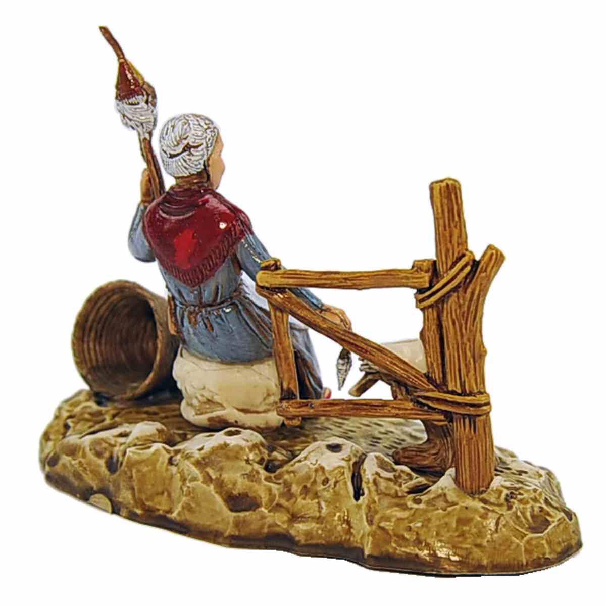 Statua presepe 10 cm donna seduta che fila la colomba