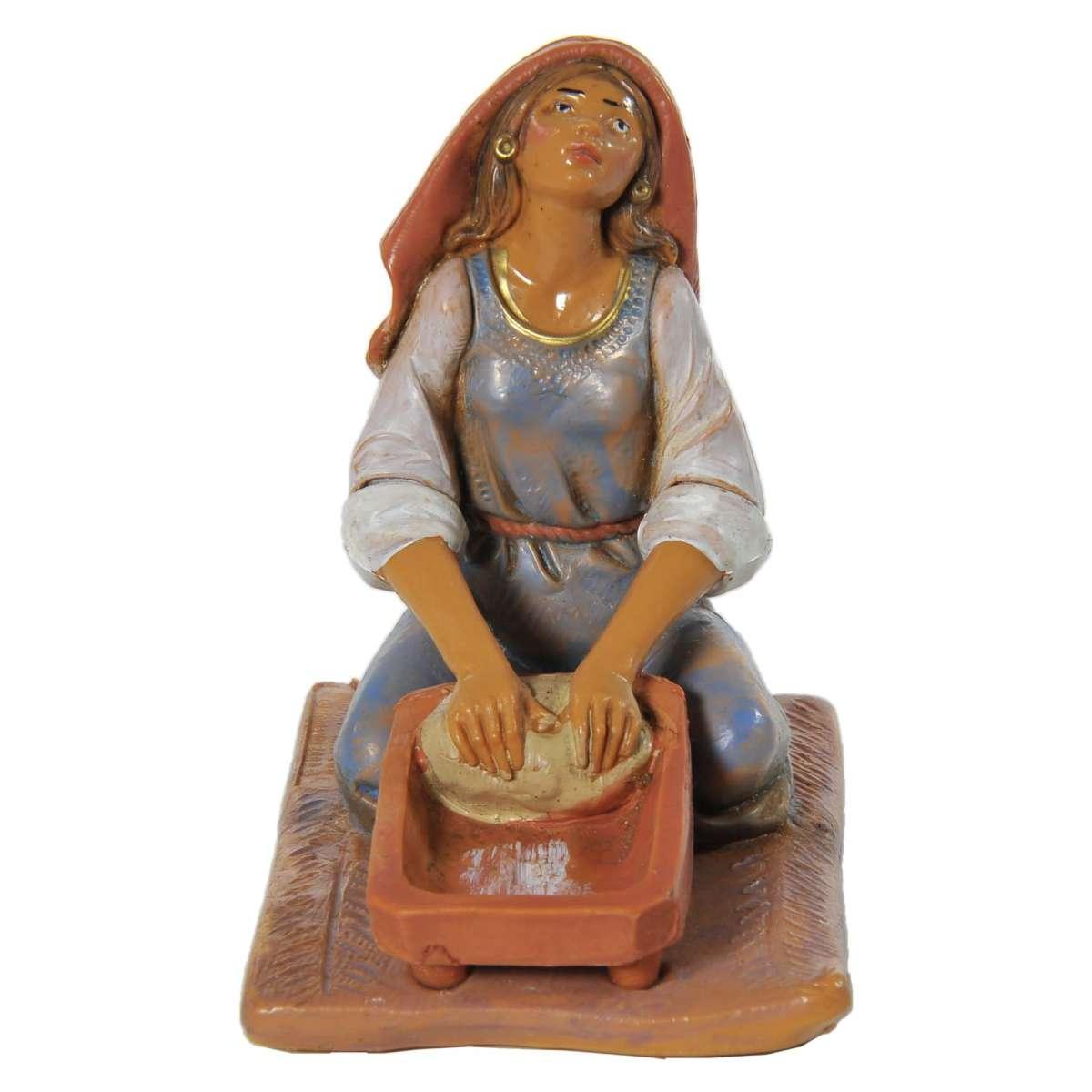 Statua presepe 12 cm pastorella in ginocchio che impasta