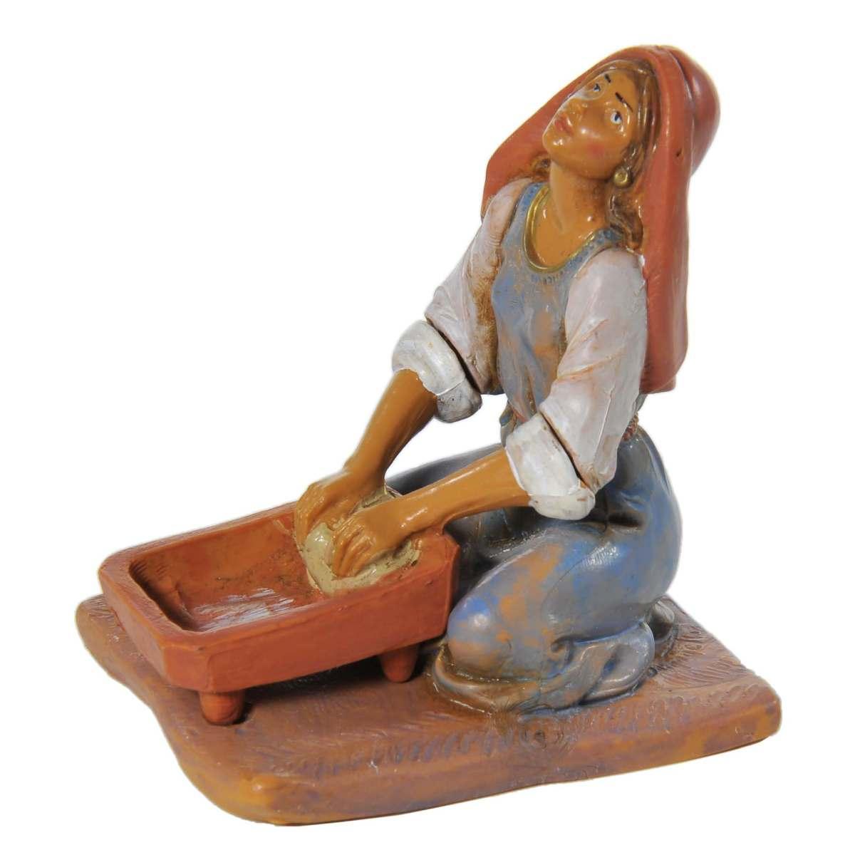 Statua presepe 12 cm pastorella in ginocchio che impasta