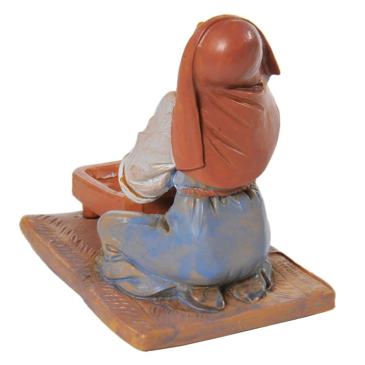 Statua presepe 12 cm pastorella in ginocchio che impasta