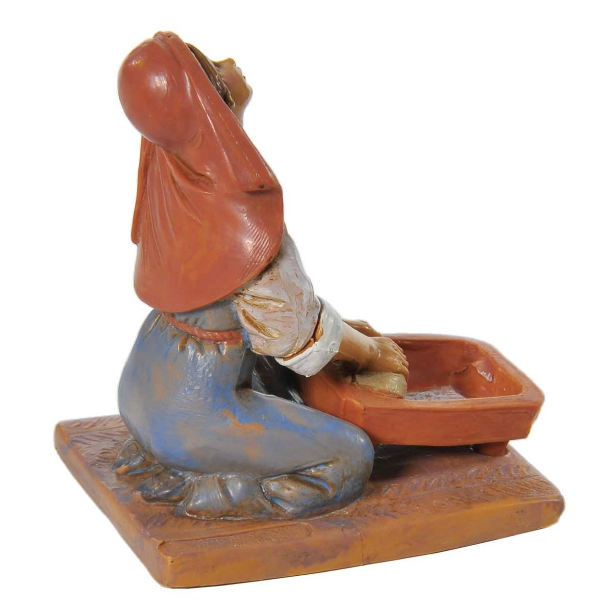 Statua presepe 12 cm pastorella in ginocchio che impasta