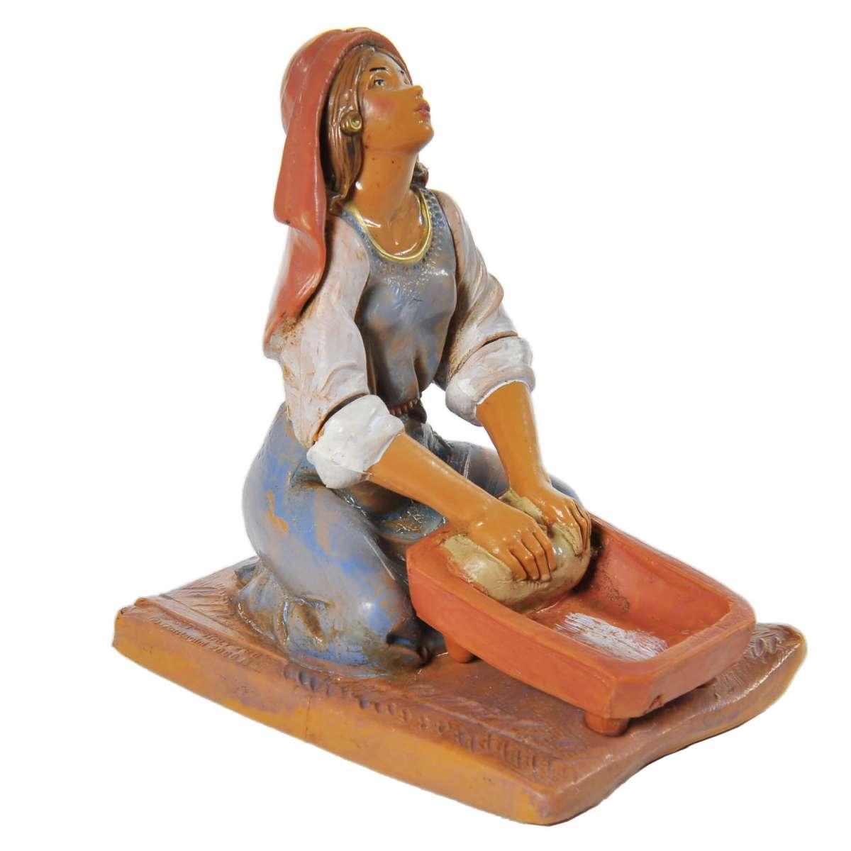 Statua presepe 12 cm pastorella in ginocchio che impasta