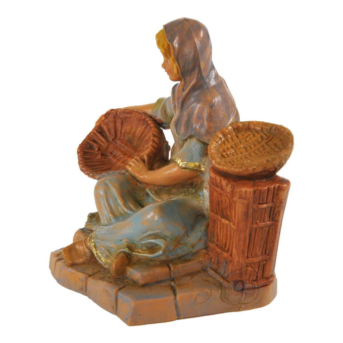 Statua presepe 9.5 cm pastorella 3 ceste seduta