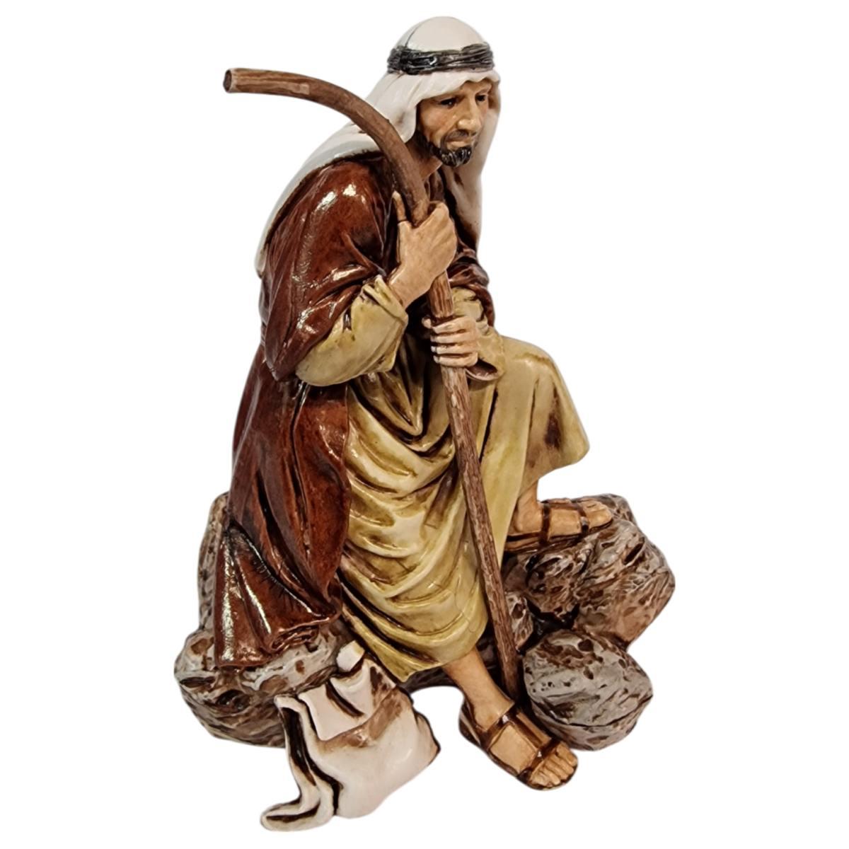 Statua presepe 13 cm guardiano seduto su pietra bastone