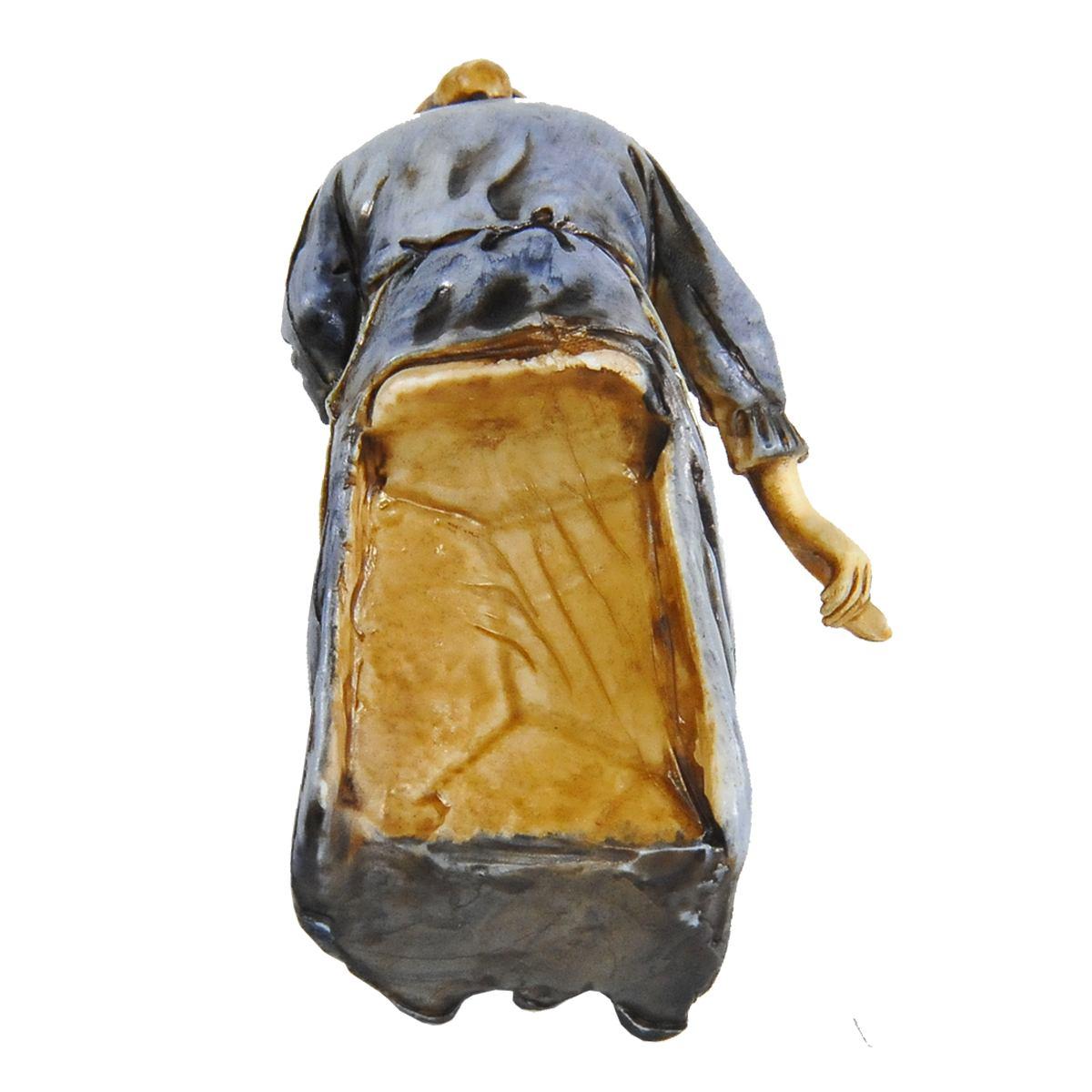 Statua presepe 10 cm donna che spenna il pollo