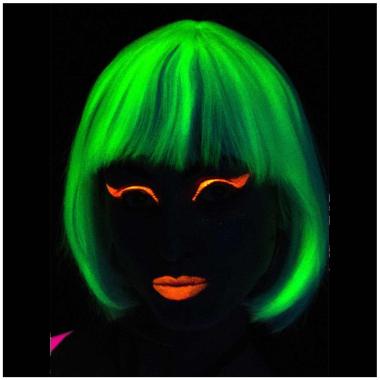 Parrucca caschetto bianca fluorescente liscia frangia