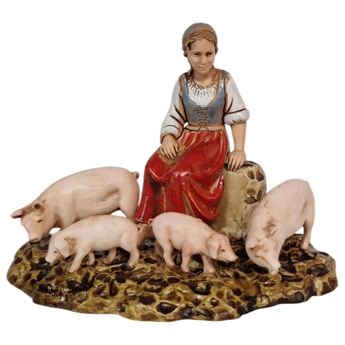 Statua presepe 10 cm donna seduta quattro maiali