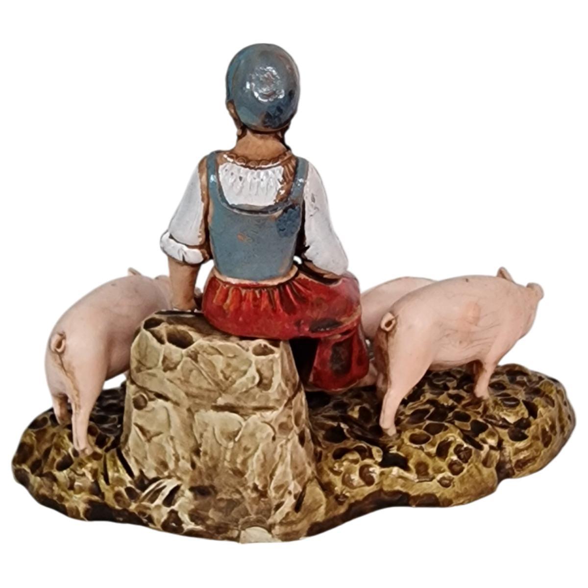 Statua presepe 10 cm donna seduta quattro maiali