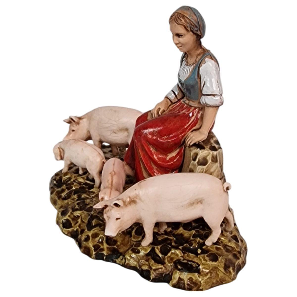 Statua presepe 10 cm donna seduta quattro maiali