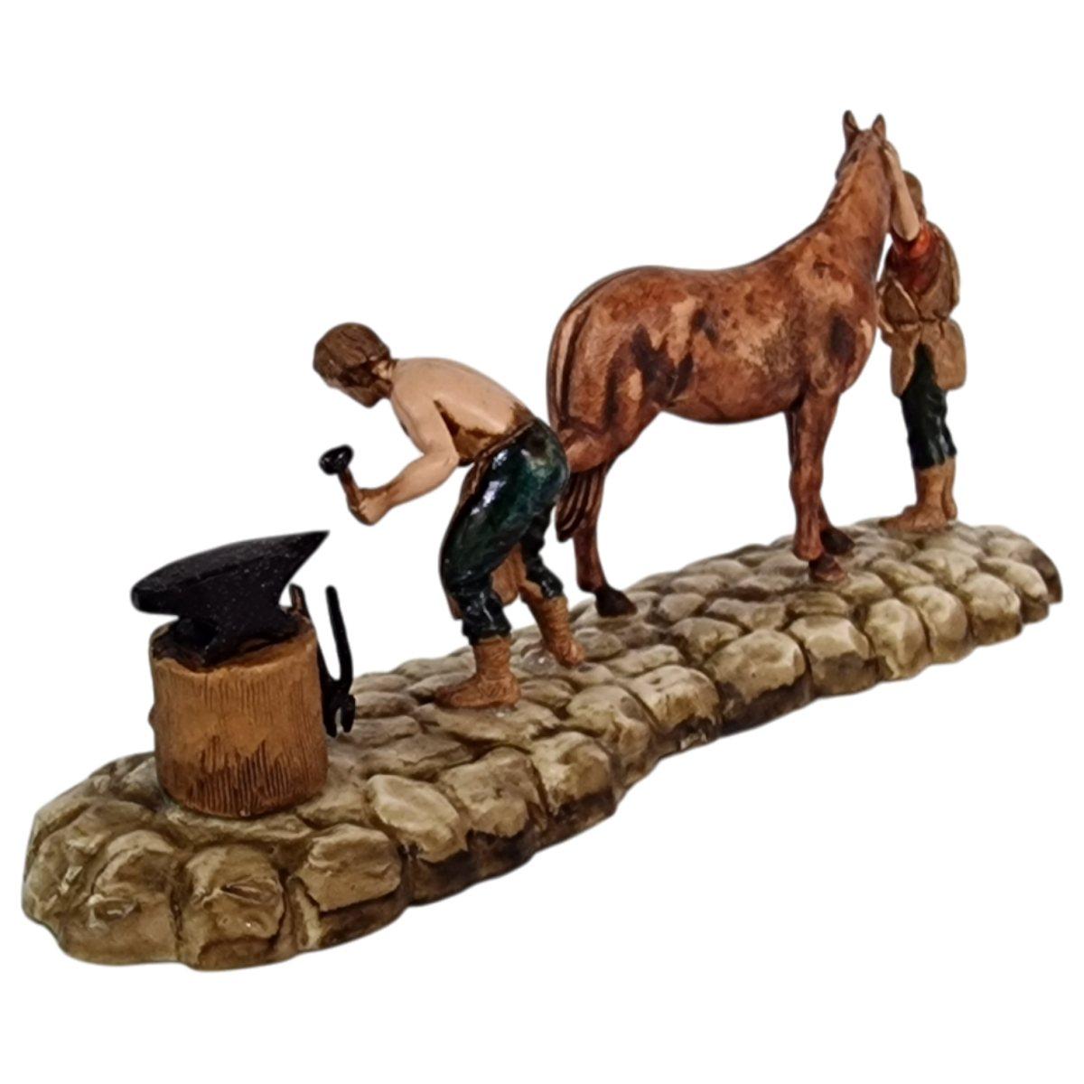 Statua presepe 6 cm stalliere e maniscalco che ferra il cavallo