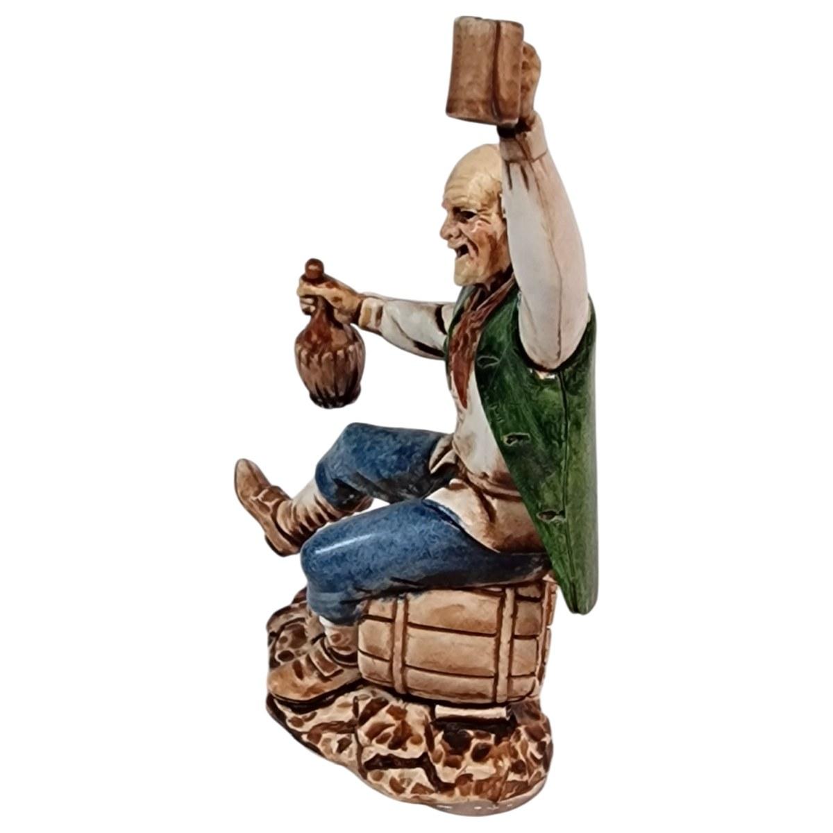 Statua presepe 10 cm bevitore con fiasco di vino e calice