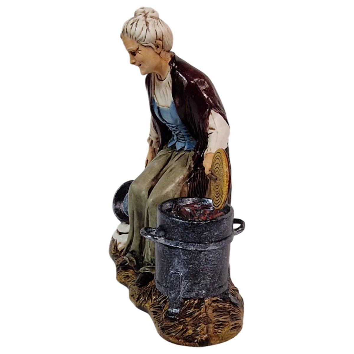 Statua presepe 12 cm donna bracere castagne padella
